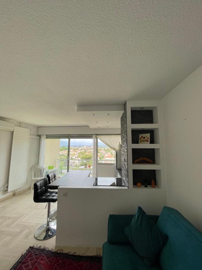 Beau Studio Dans Residence Avec Piscine Et Vue Sur La Ville - 5Min Des Plages Mandelieu Buitenkant foto